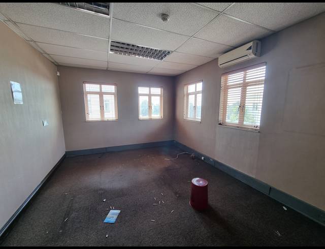 1,430M² OFFICE FOR SALE IN BRYANSTON